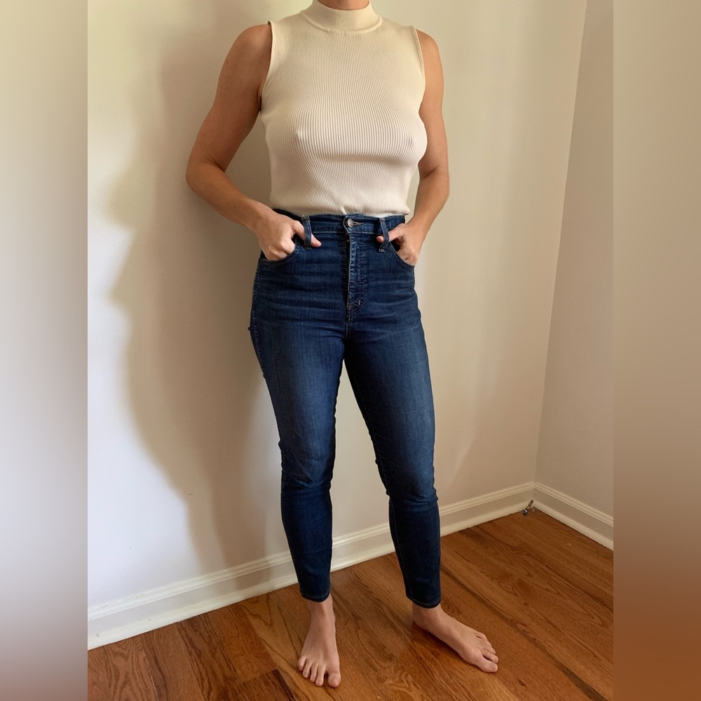 27 in high rise skinny Madewell denim. Tailored to fit 26 in waist. 10 in rise.